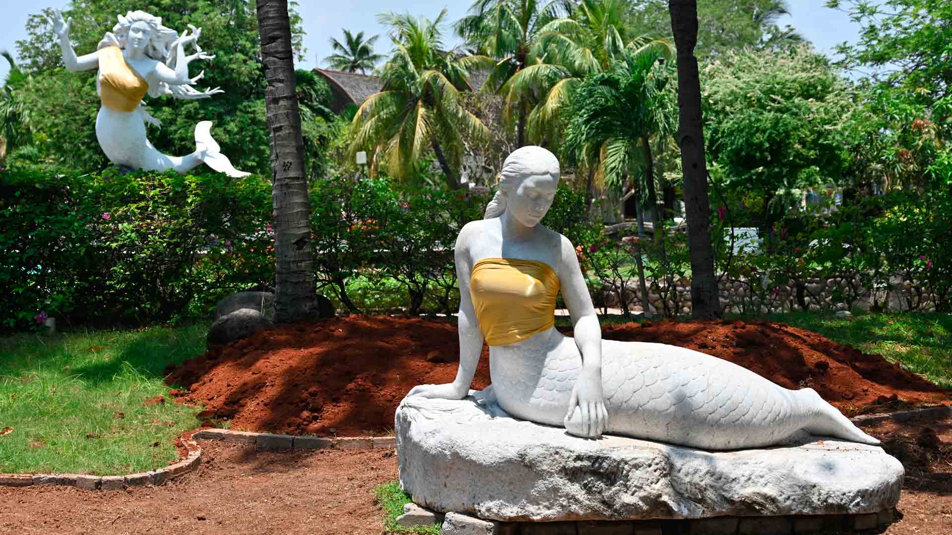 Censurados los pechos de dos estatuas de sirenas en un parque de atracciones de Indonesia