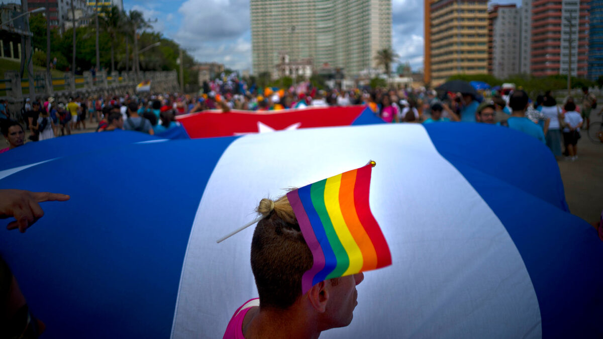 Cuba actualiza su Constitución, expandiendo derechos pero posponiendo cambios radicales