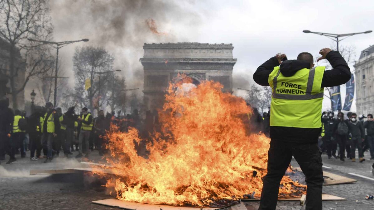 Decenas de detenidos en una nueva marcha de los chalecos amarillos en París