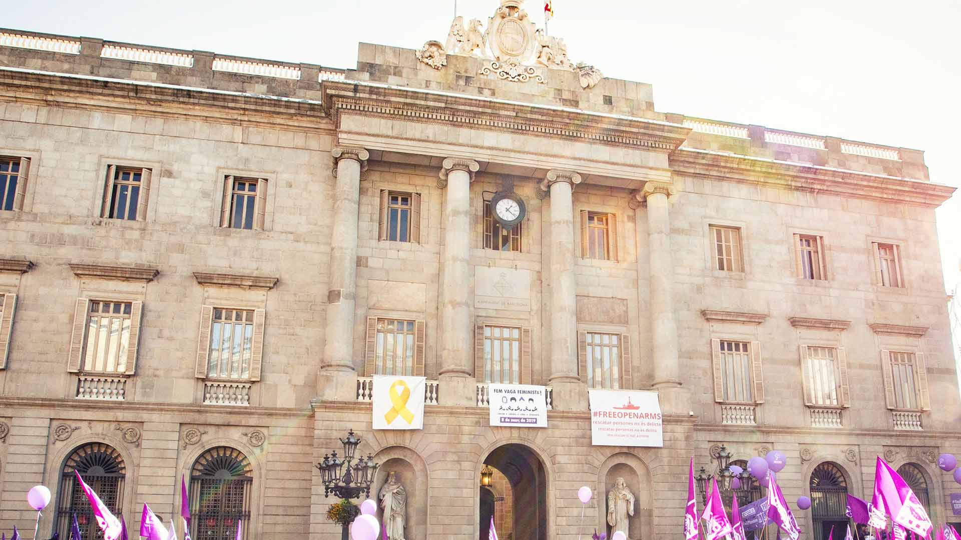 El Ayuntamiento de Barcelona retira el lazo amarillo de su fachada
