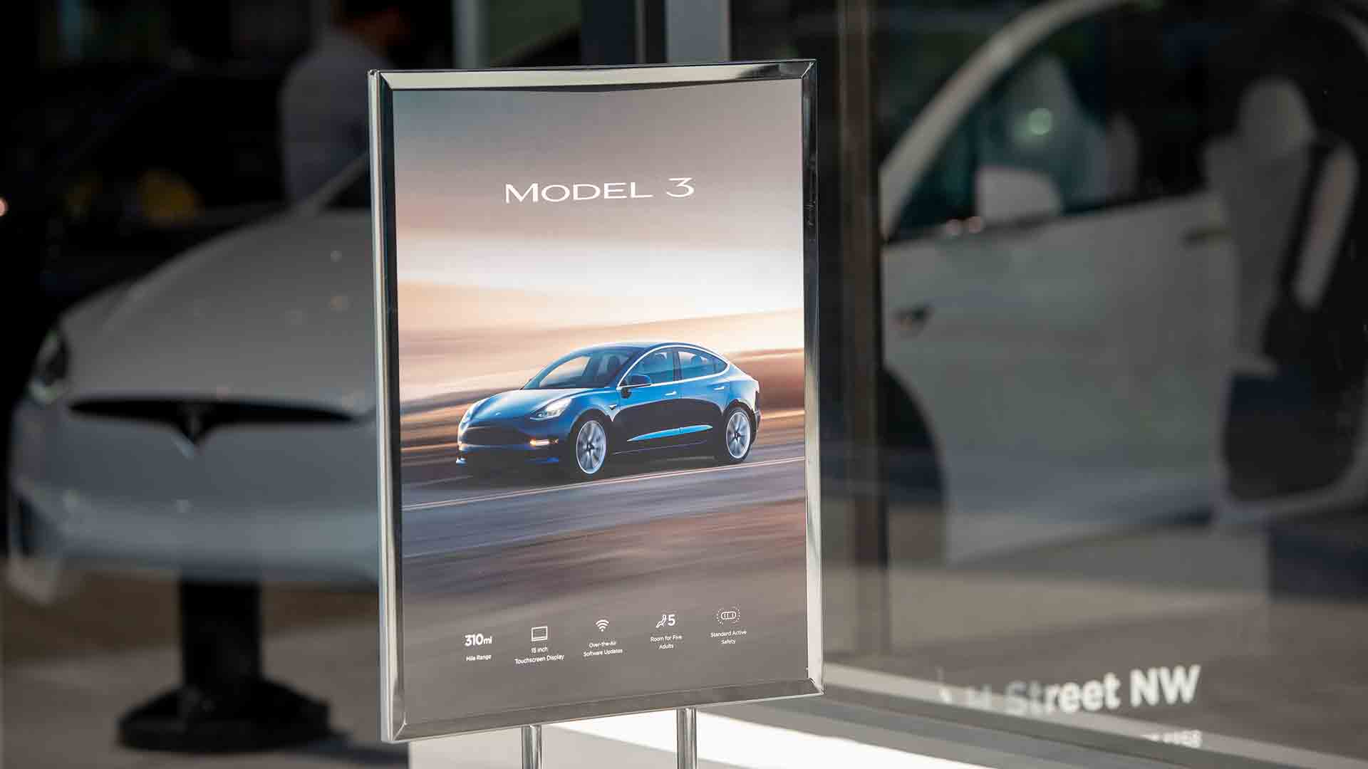 El Model 3, la versión barata de Tesla sale a la venta