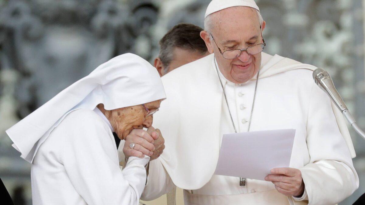 El papa evita que le besen el anillo por «higiene»