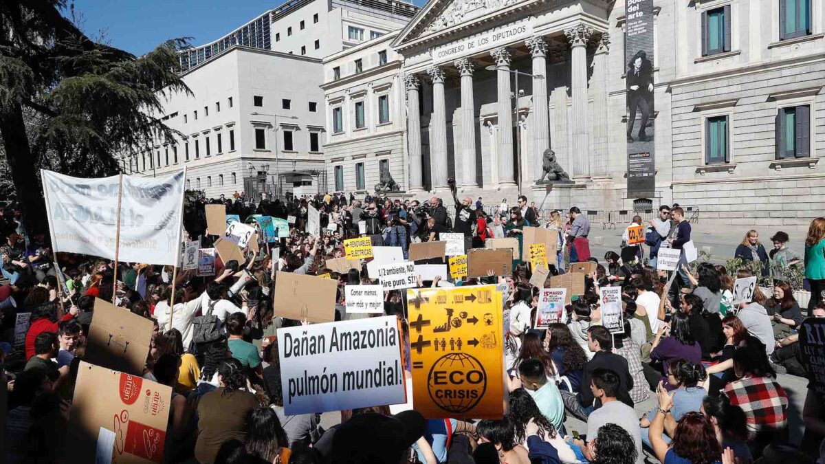 El primer ‘Fridays For Future’ de Madrid reúne a más de 100 jóvenes frente al Congreso