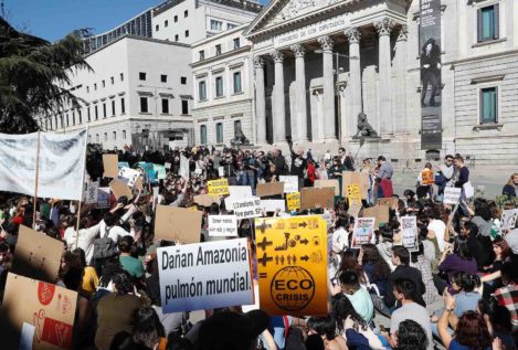 El primer 'Fridays For Future' de Madrid reúne a más de 100 jóvenes frente al Congreso