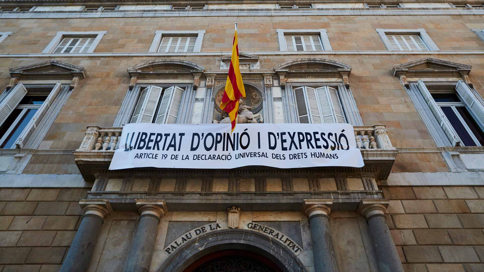 En menos de un minuto: Una pancarta a favor de la libertad de expresión y opinión sustituye al último ‘lazo’ colgado en la Generalitat