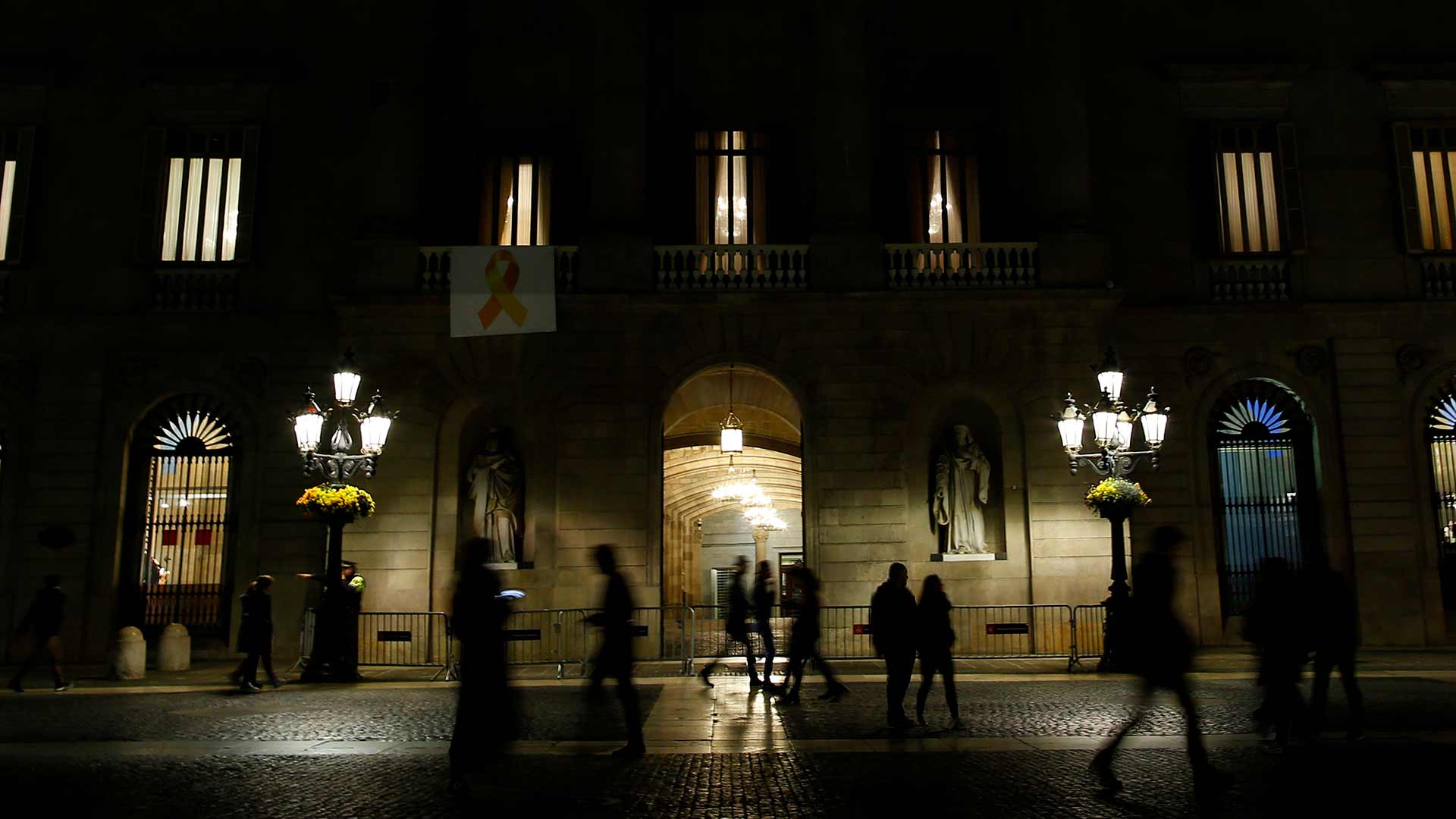 Identificadas cinco personas por retirar el lazo amarillo del Ayuntamiento de Barcelona