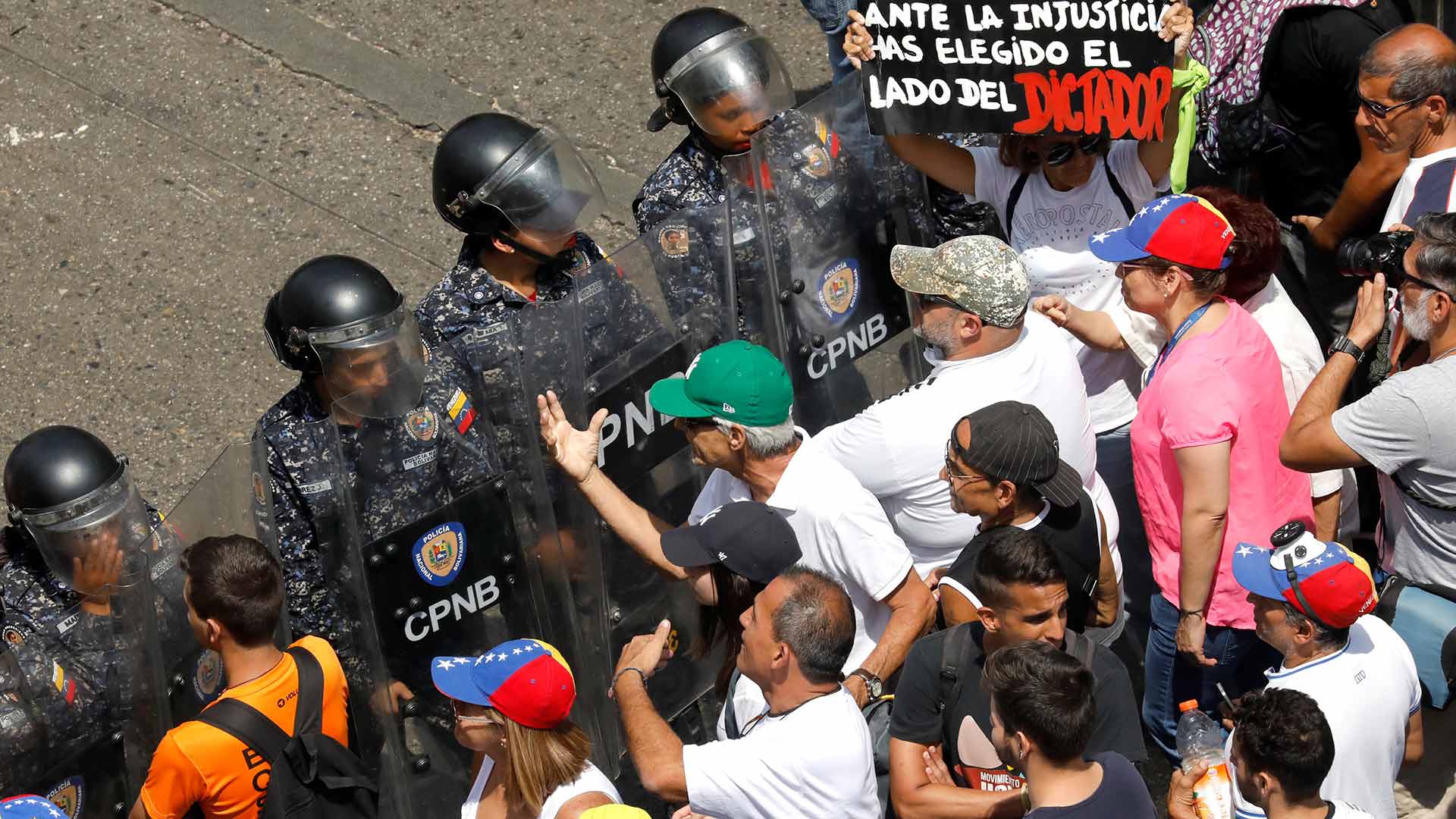 La Policía disuelve con gases lacrimógenos una manifestación opositora en Venezuela