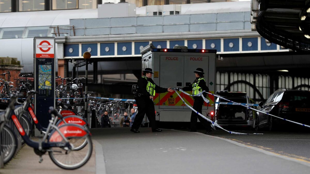 La Policía investiga tres paquetes explosivos encontrados en Londres