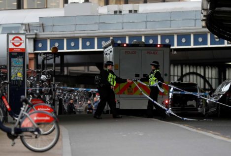 La Policía investiga tres paquetes explosivos encontrados en Londres