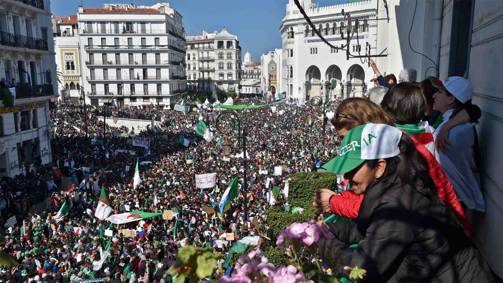 Los argelinos vuelven a salir a la calle y piden el cese del jefe del Ejército