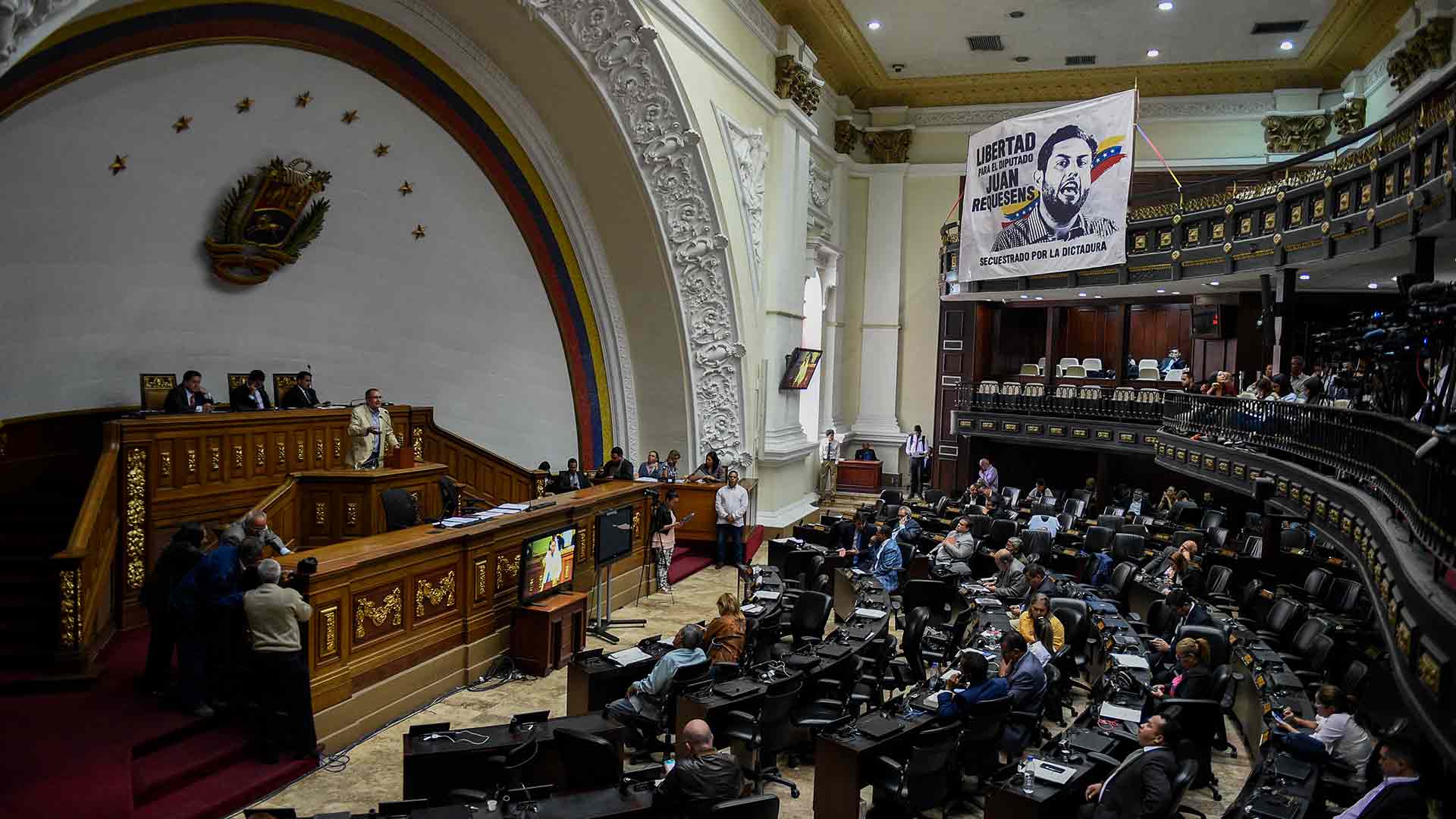 Los colectivos chavistas atacan a grupos de periodistas en la Asamblea Nacional venezolana