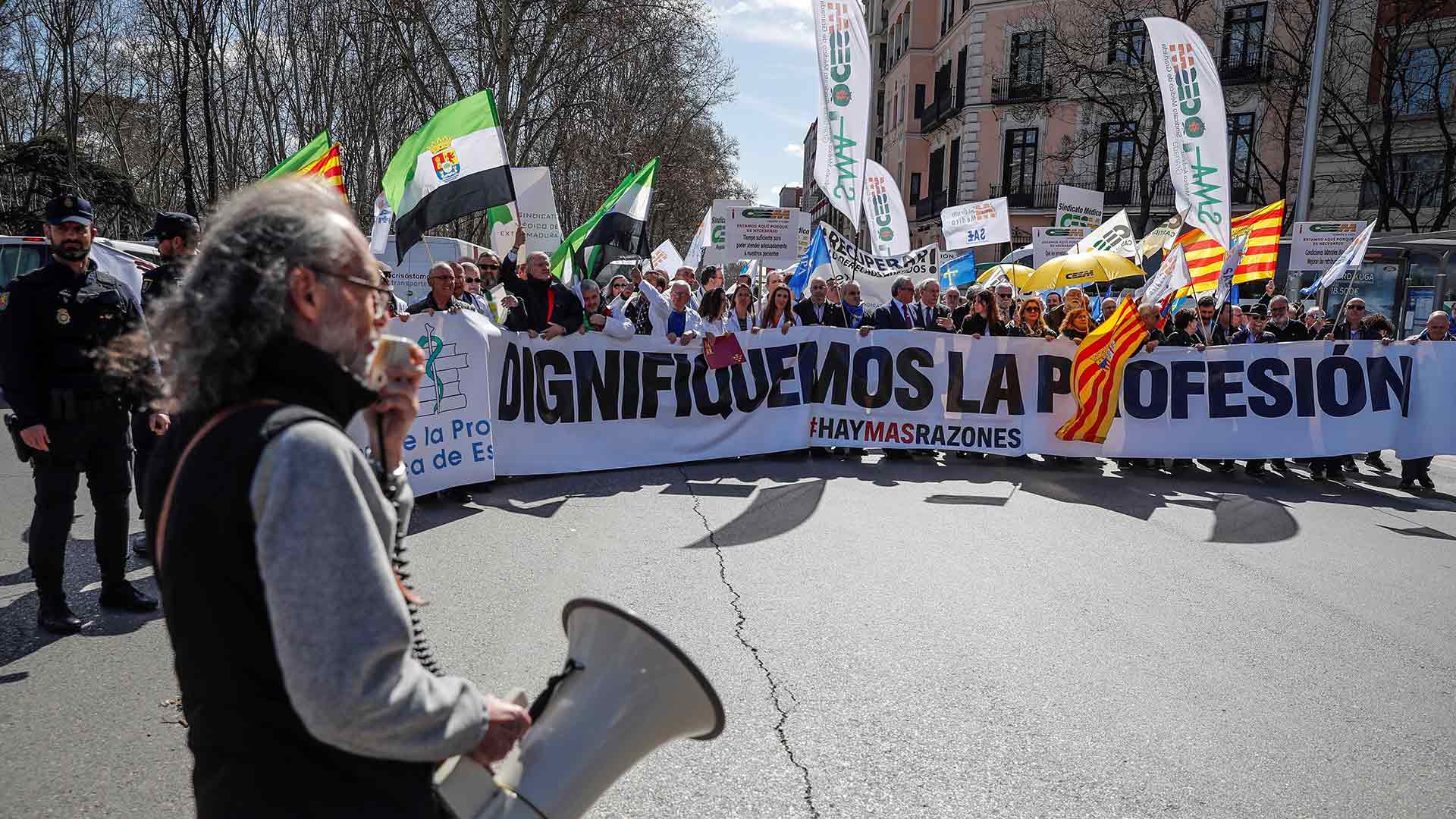 Médicos de toda España se manifiestan en Madrid para pedir la “dignificación” de su profesión