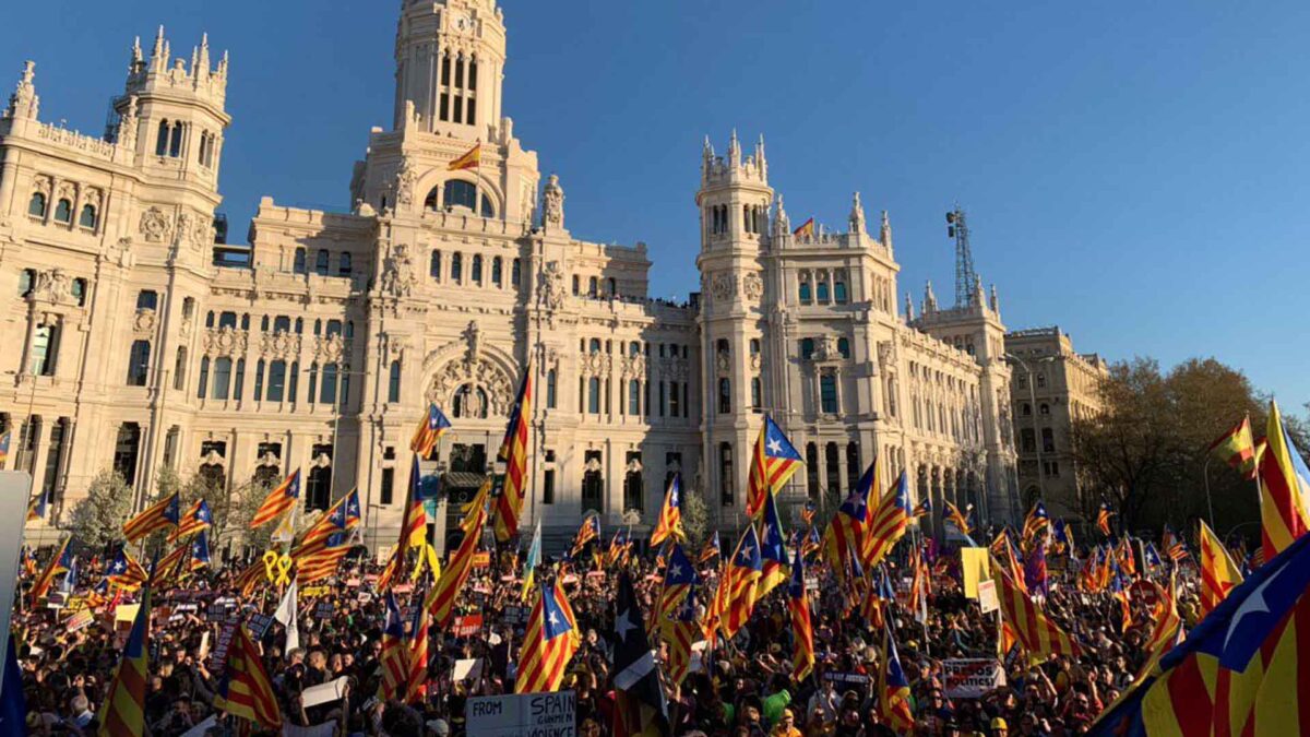 Miles de personas marchan en Madrid contra el juicio del procés y por el «derecho a decidir»