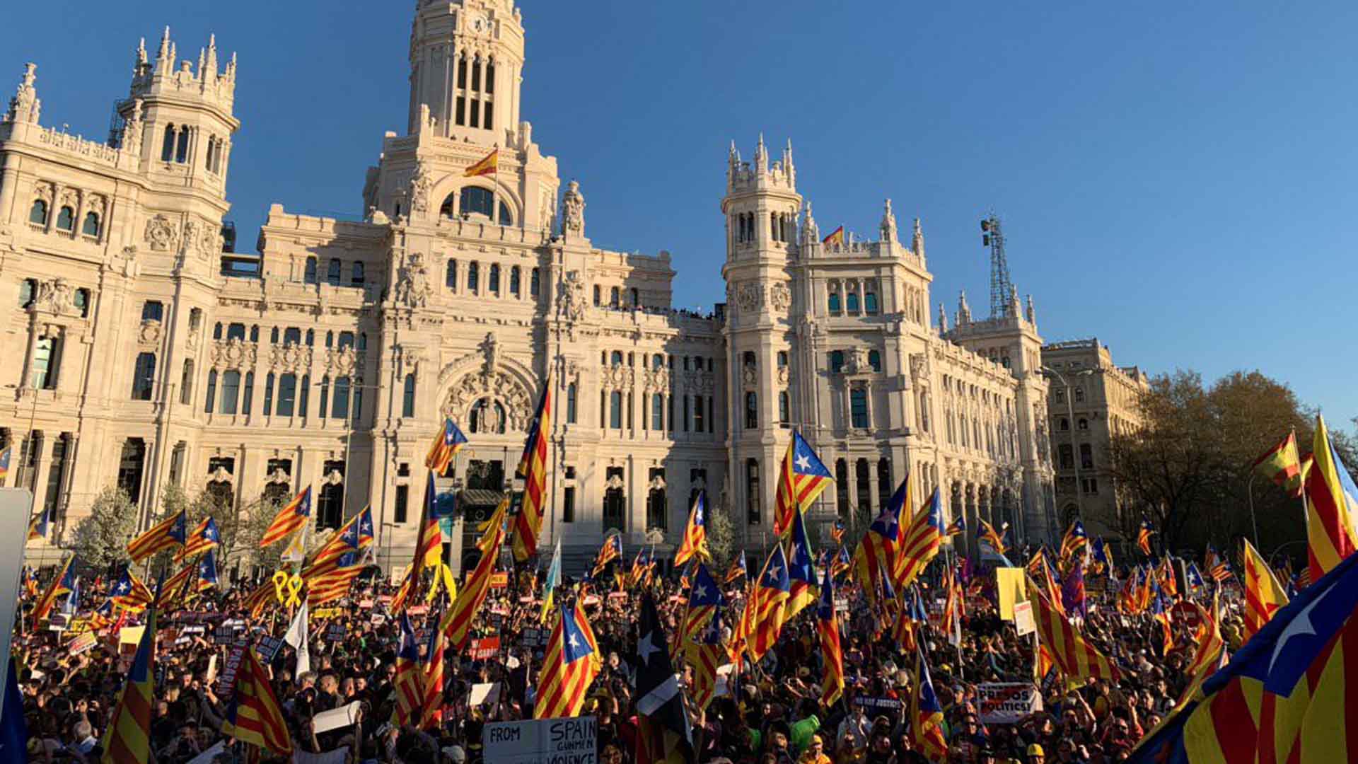 Miles de personas marchan en Madrid contra el juicio del procés y por el "derecho a decidir"