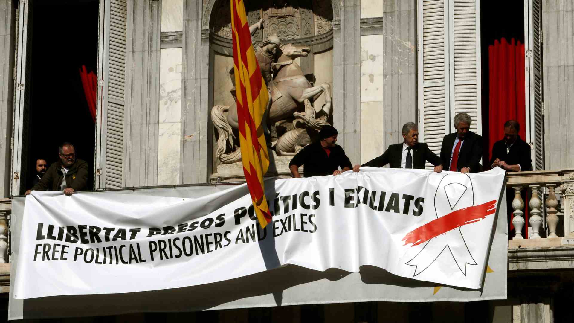 Torra ordena colocar un lazo blanco en la pancarta del Palau de la Generalitat