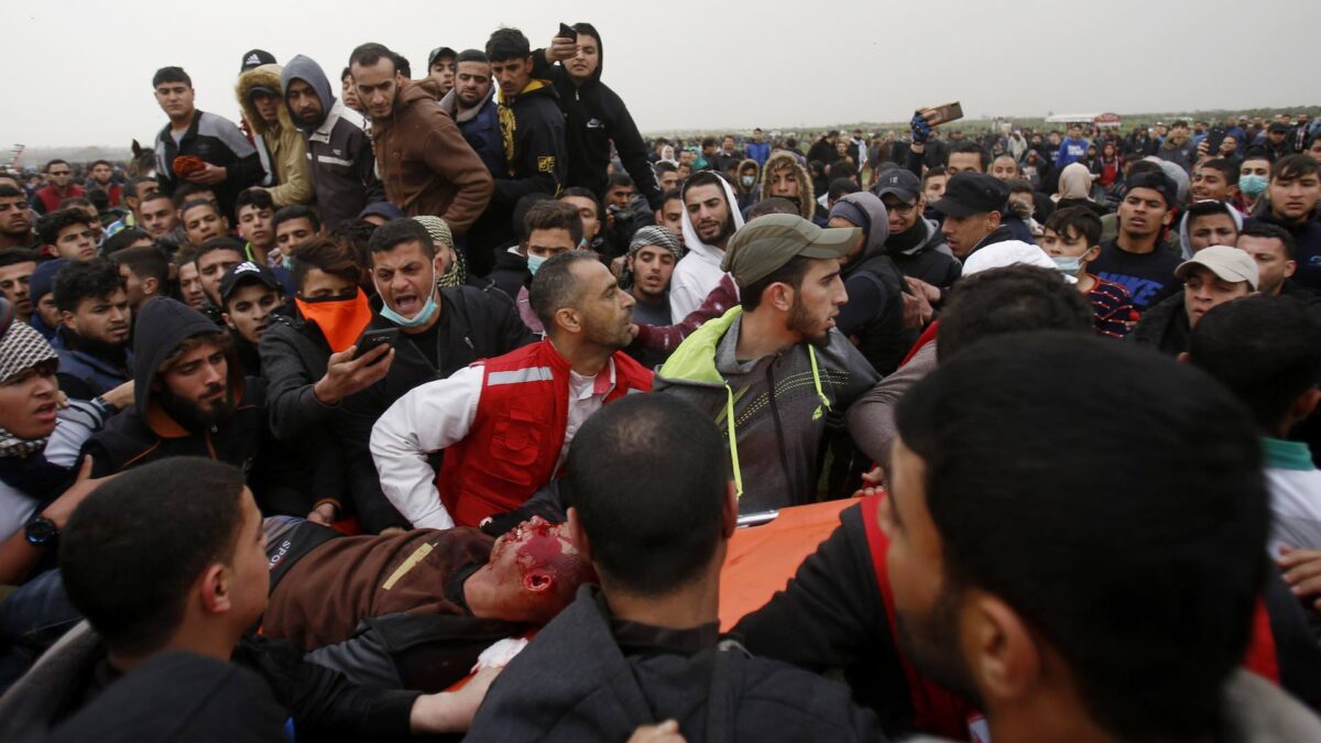 Tres palestinos muertos por disparos israelíes en una protesta masiva en Gaza