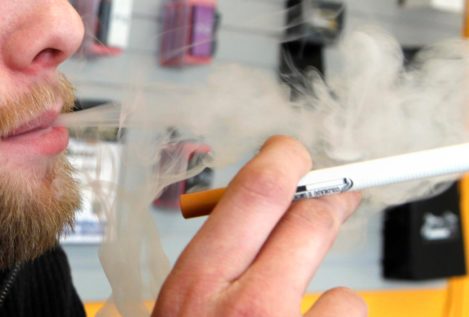 Un estudio vincula los cigarrillos electrónicos con los problemas cardíacos
