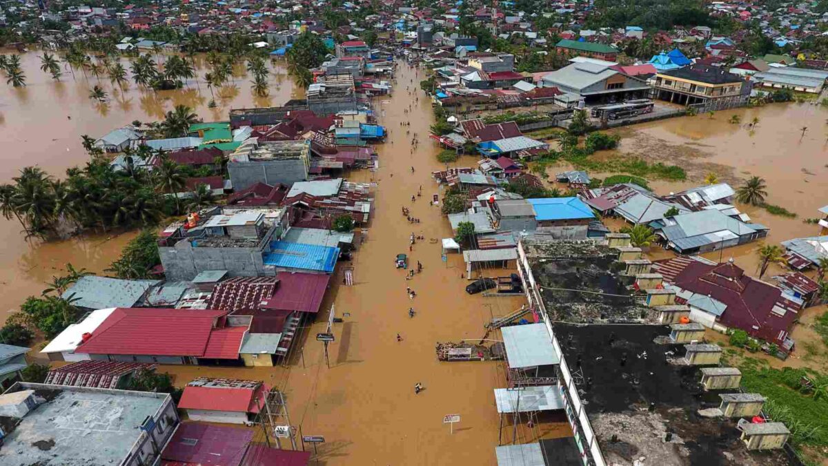 Al menos 17 muertos y 9 desaparecidos por inundaciones en Indonesia