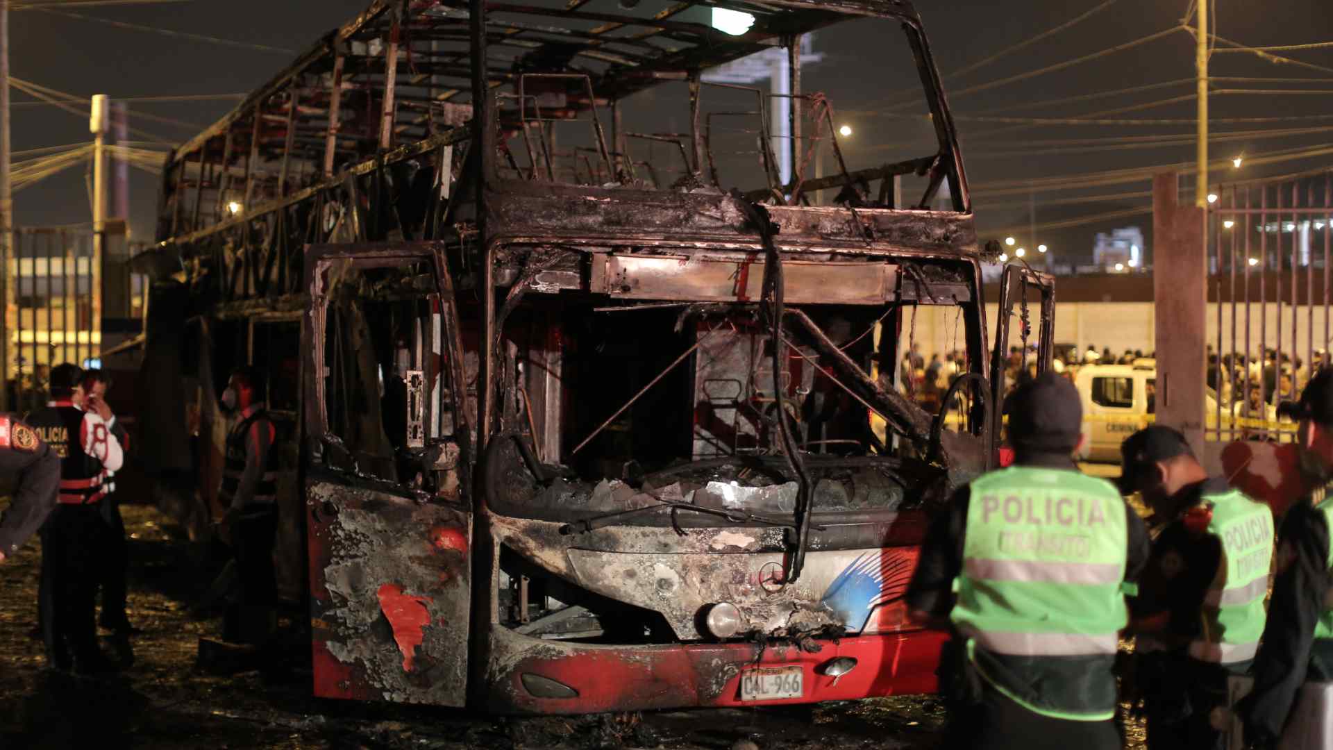 Al menos 17 muertos al incendiarse un autobús en una terminal de pasajeros en Lima