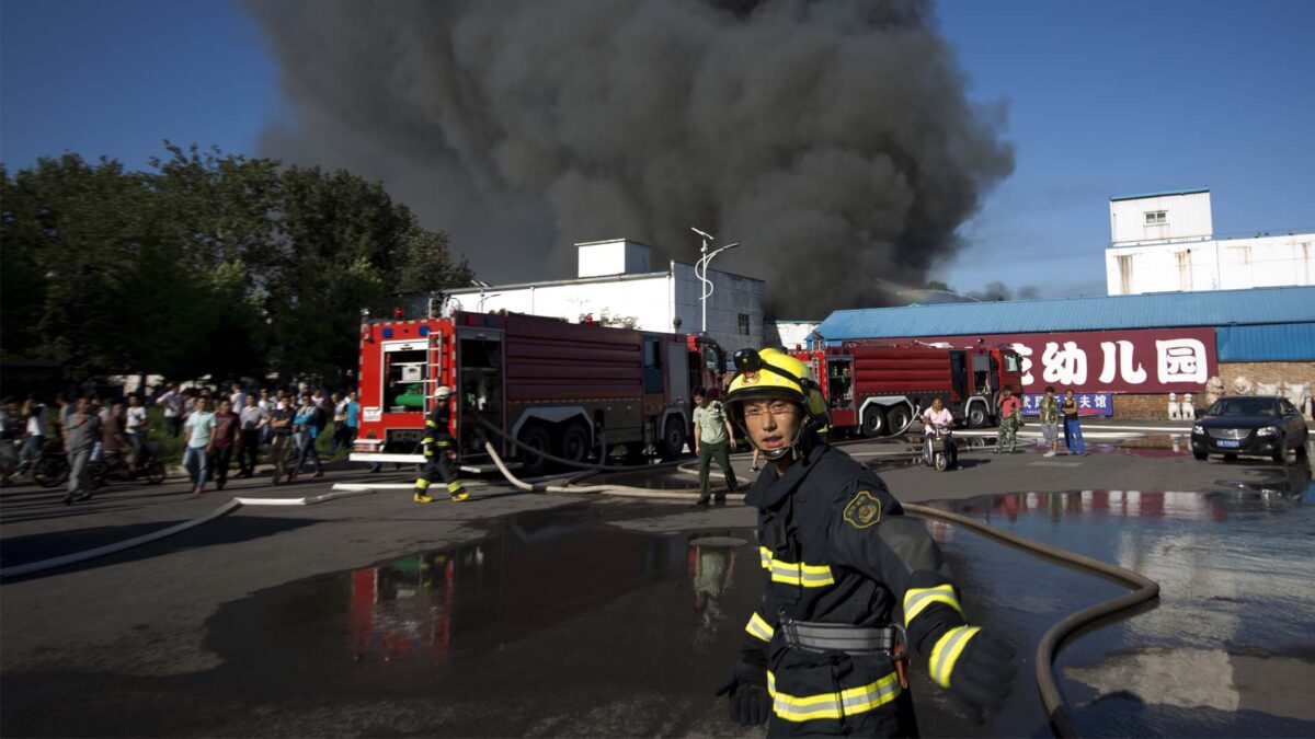 Al menos 30 bomberos mueren en un incendio forestal en China