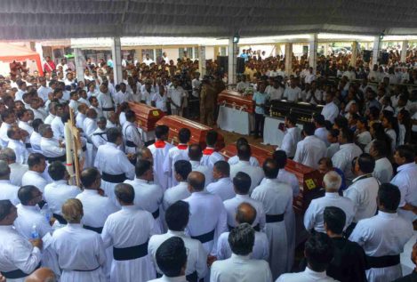 Aumentan a 310 los muertos en Sri Lanka mientras continúan las detenciones