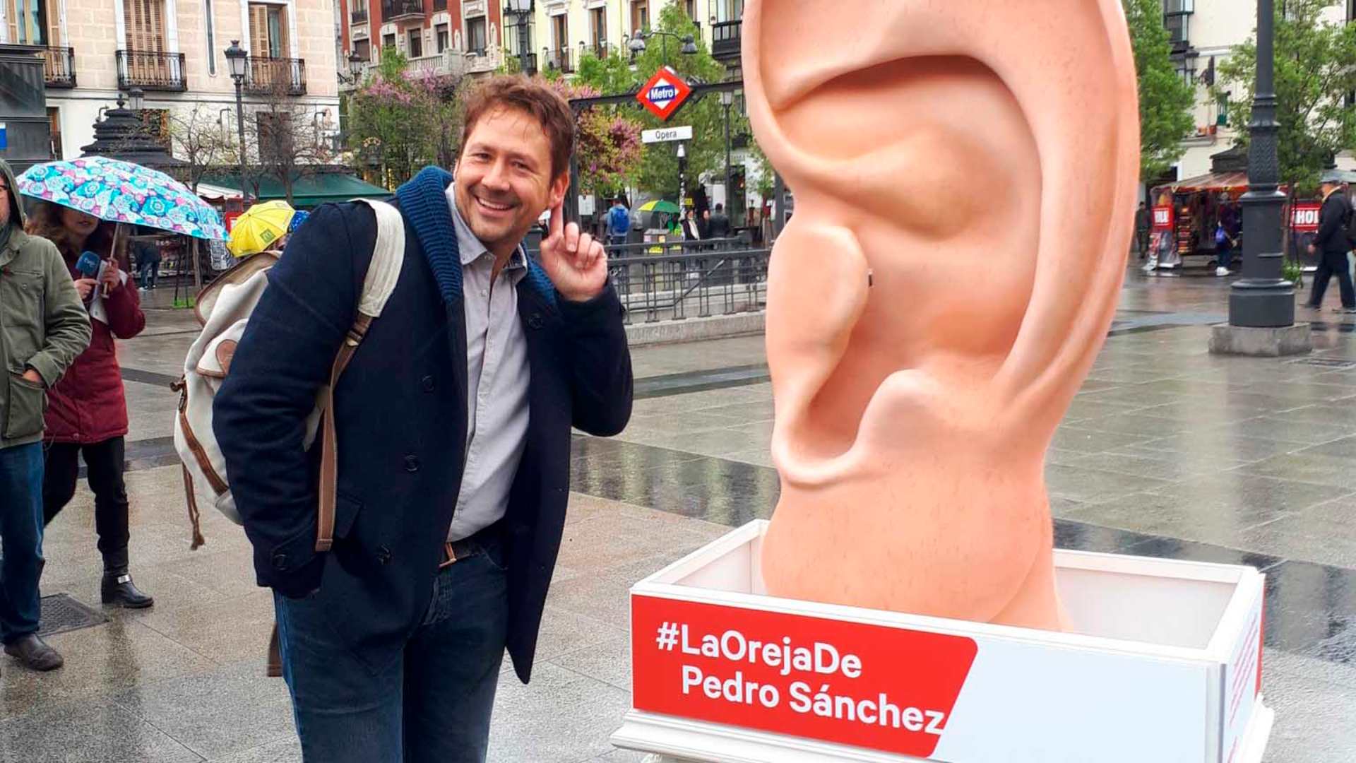 Change.org instala en Madrid una oreja gigante para dejar mensajes a los candidatos al gobierno