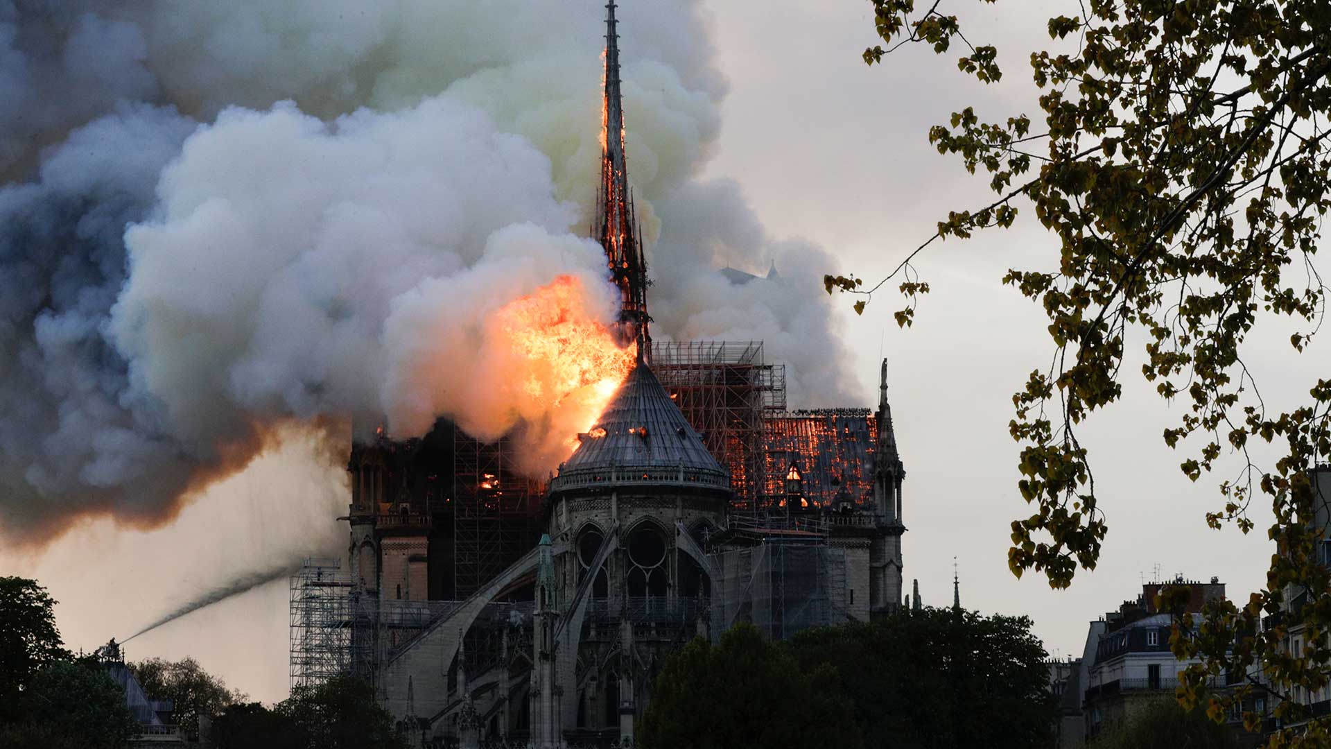 Un gran incendio en la catedral de Notre Dame arrasa un emblema de Francia