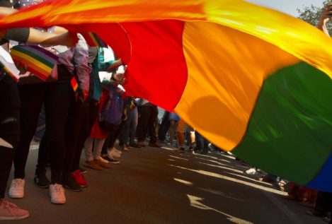 El obispo de Santander defiende al cura cántabro que da un curso de "sanación espiritual" a homosexuales
