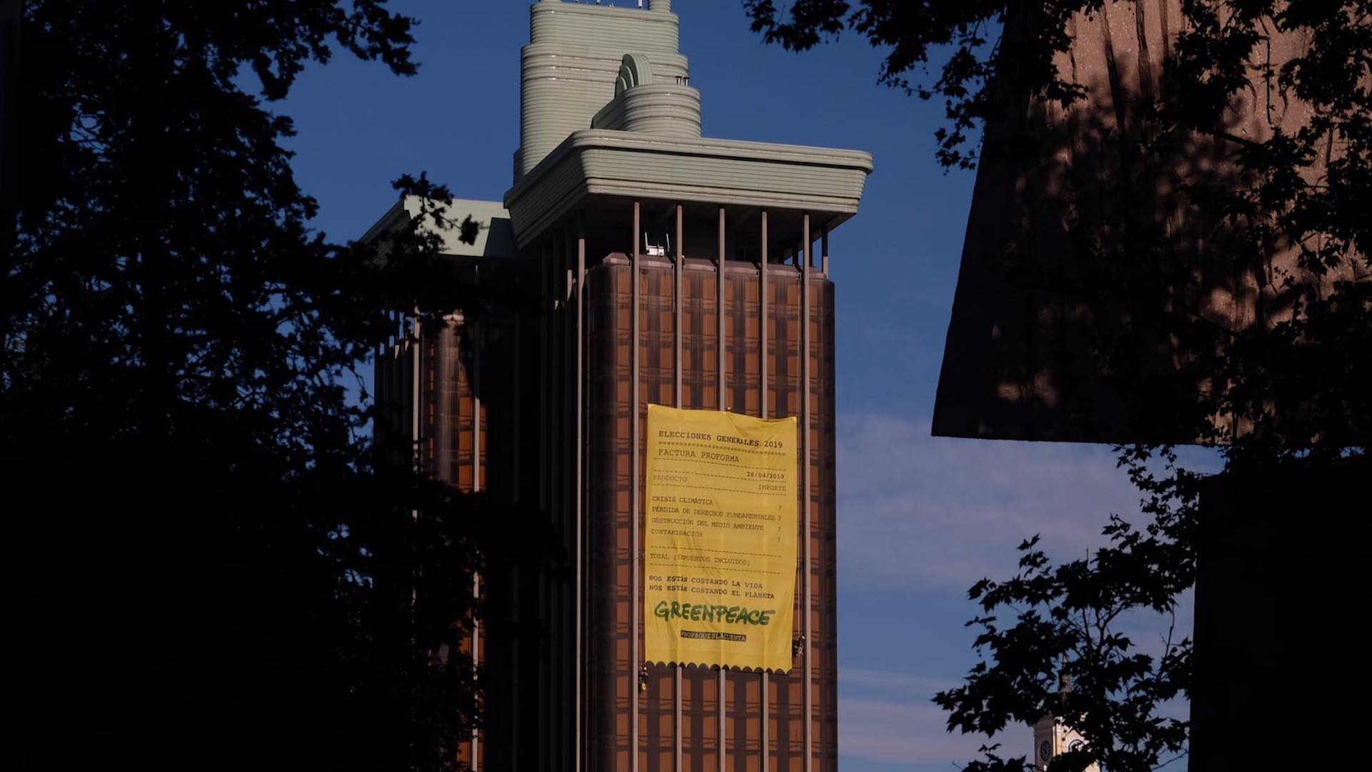 Greenpeace cuelga una «factura» gigante en Colón con el coste de la «inacción» política