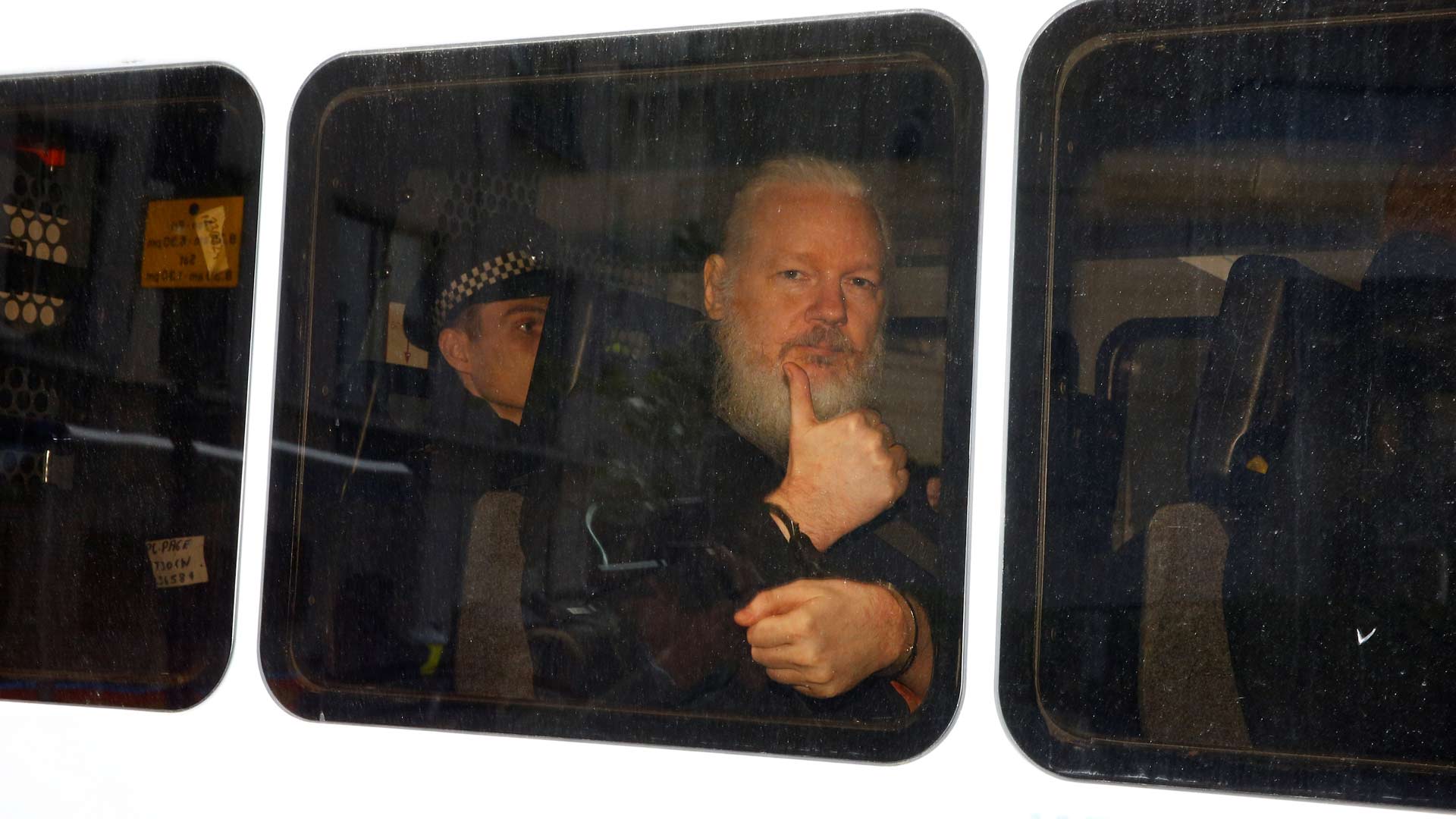 La Policía británica detiene a Julian Assange en la embajada de Ecuador en Londres