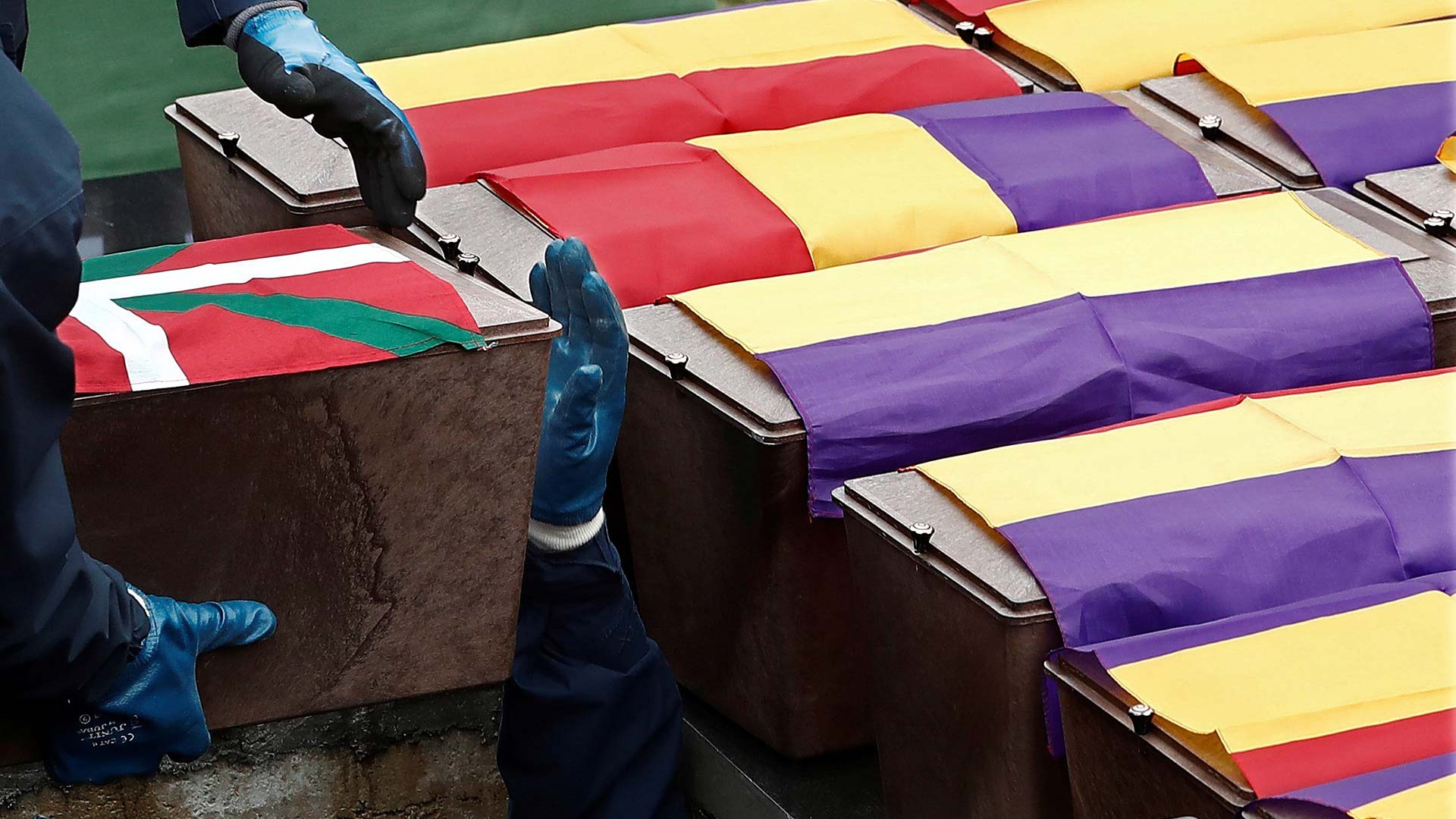 Los cuerpos de 46 víctimas del golpe franquista de 1936 son inhumados en Pamplona