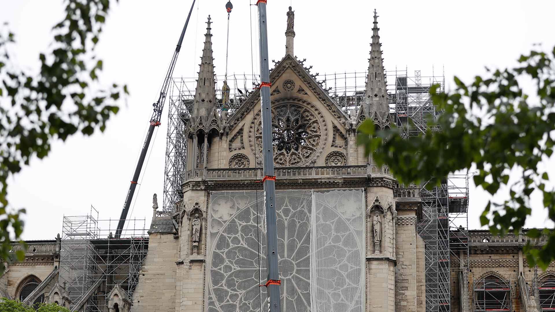 Los obreros reconocen que fumaban en Notre Dame tras encontrarse colillas en los andamios