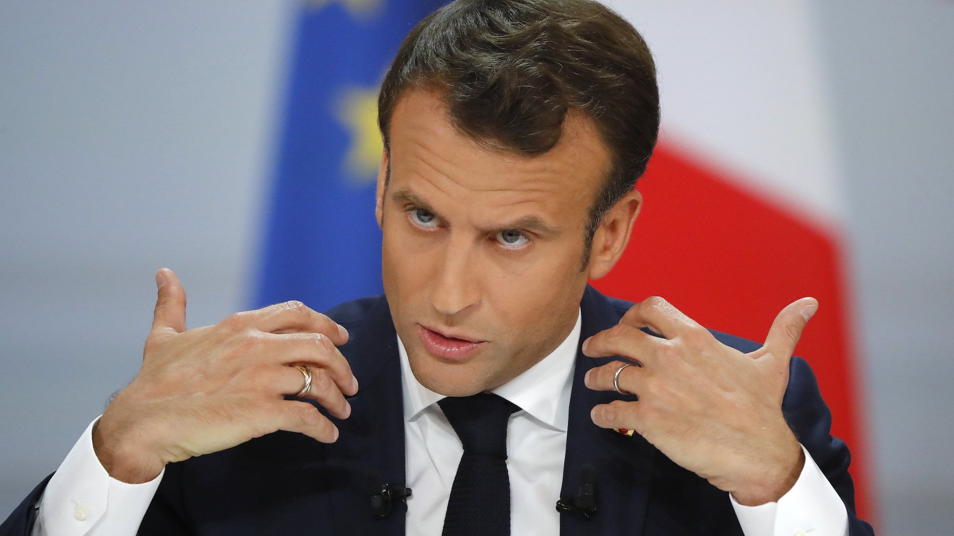 Macron bajará impuestos y subirá pensiones en respuesta a las protestas de los chalecos amarillos
