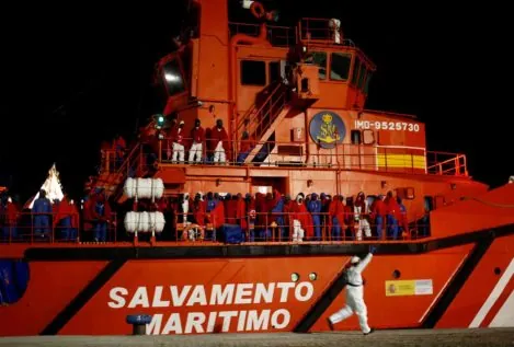 Muere un inmigrante rescatado en el Estrecho con síntomas de hipotermia