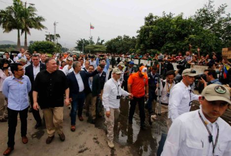 Pompeo pide a Maduro reabrir la frontera con Colombia entre críticas y amenazas