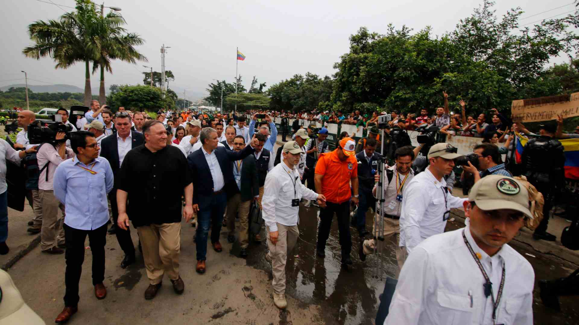 Pompeo pide a Maduro reabrir la frontera con Colombia entre críticas y amenazas
