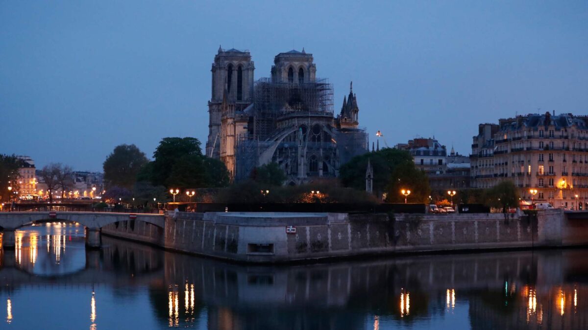 Macron se compromete a reconstruir la catedral de Notre Dame