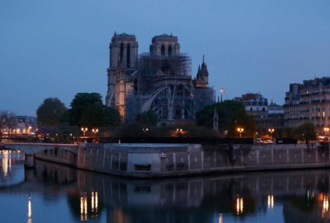 Macron se compromete a reconstruir la catedral de Notre Dame