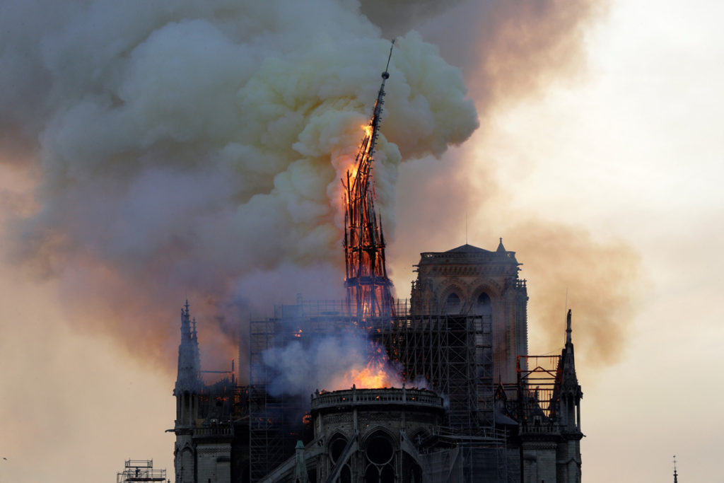 Un gran incendio en la catedral de Notre Dame arrasa un emblema de Francia 1