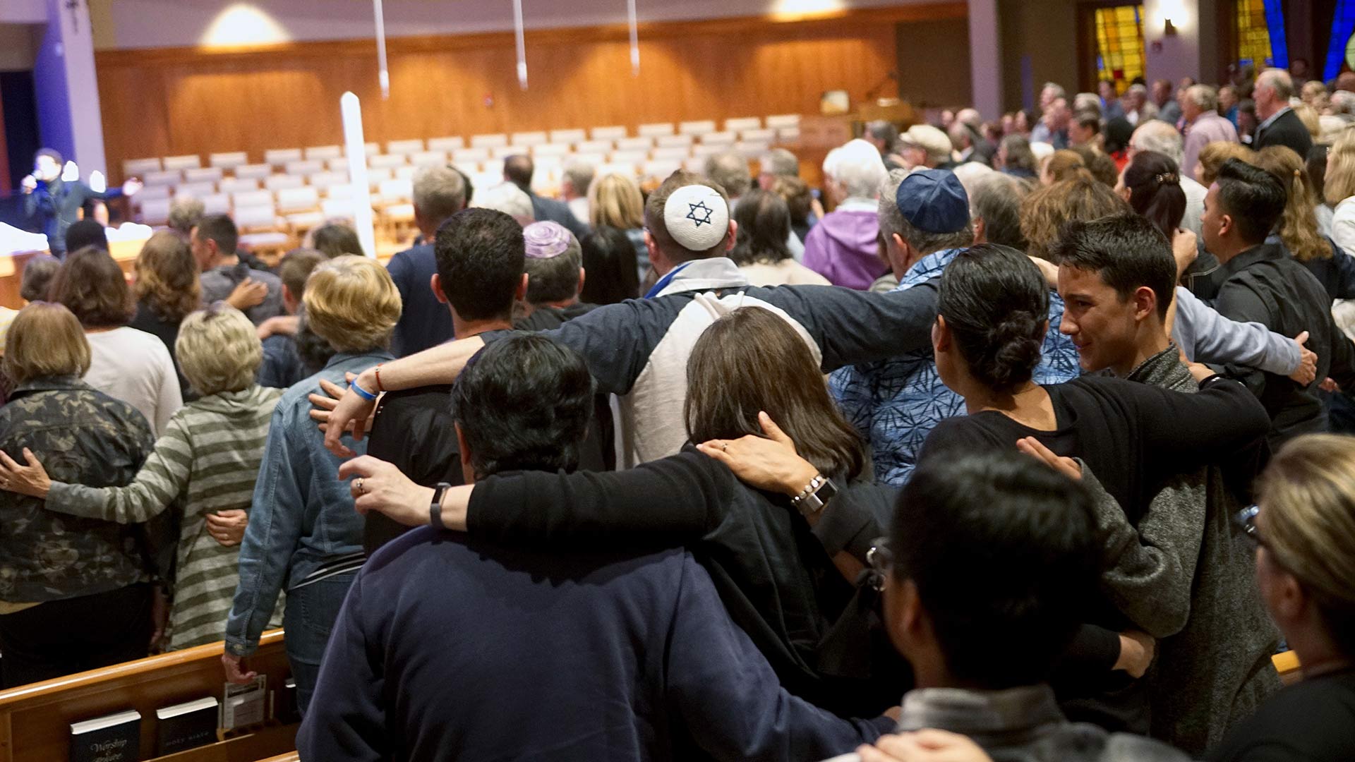 Un muerto y tres heridos en un tiroteo en una sinagoga en California
