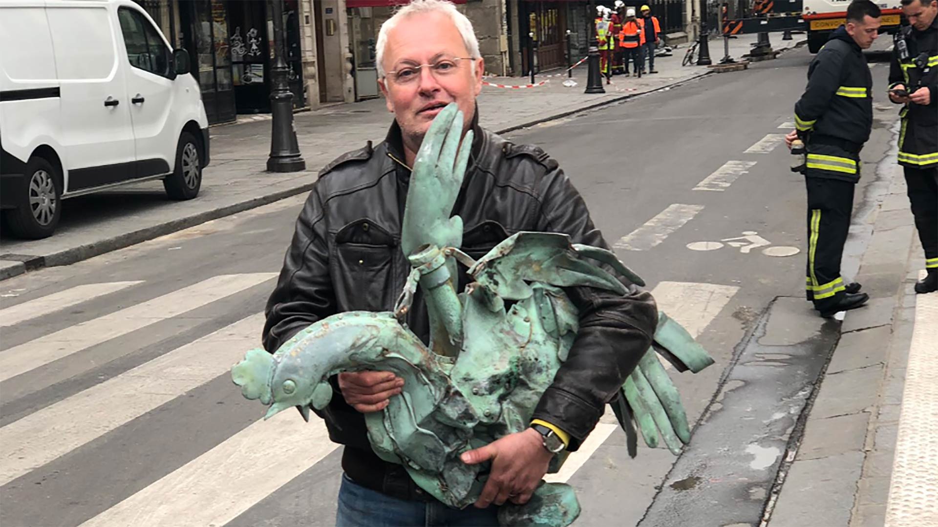 Un trabajador encuentra el gallo que coronaba la aguja de Notre Dame entre los escombros
