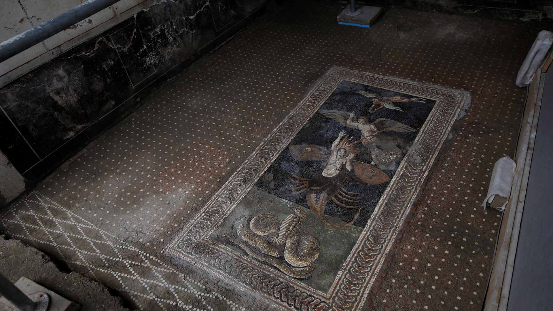 Una turista británica, sorprendida mientras robaba partes de un mosaico en Pompeya