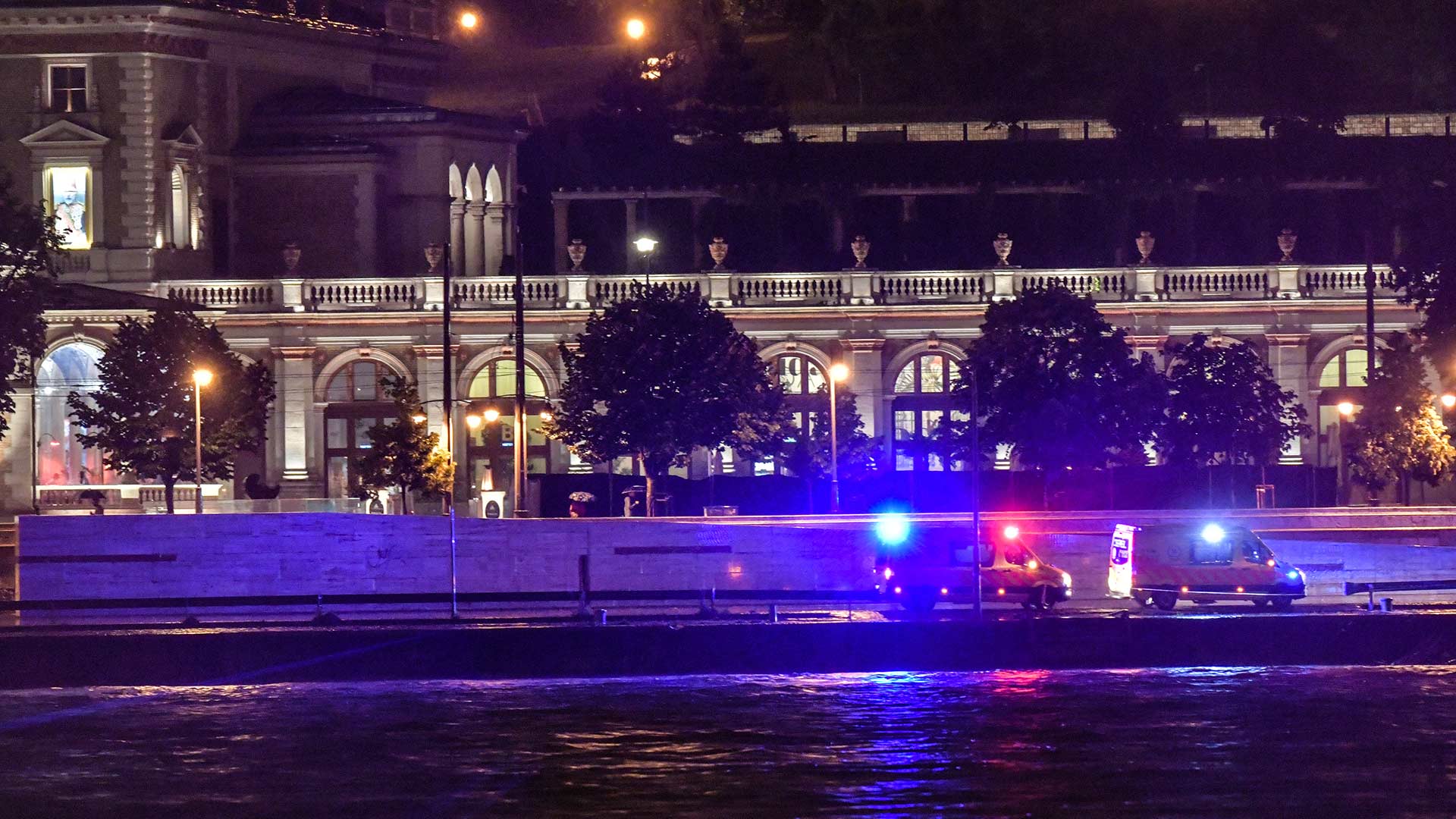 Al menos siete muertos y 19 desaparecidos al hundirse un barco en Budapest