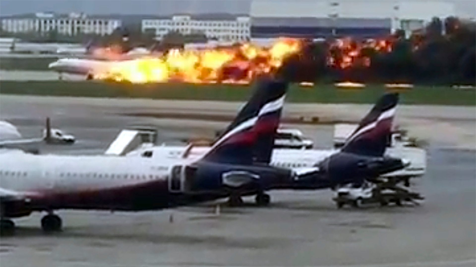 Al menos 40 muertos tras el incendio en pleno vuelo de un avión en Moscú