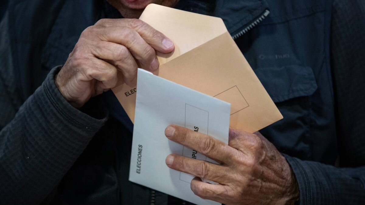 Correos amplía el horario de sus oficinas para agilizar el voto por correo