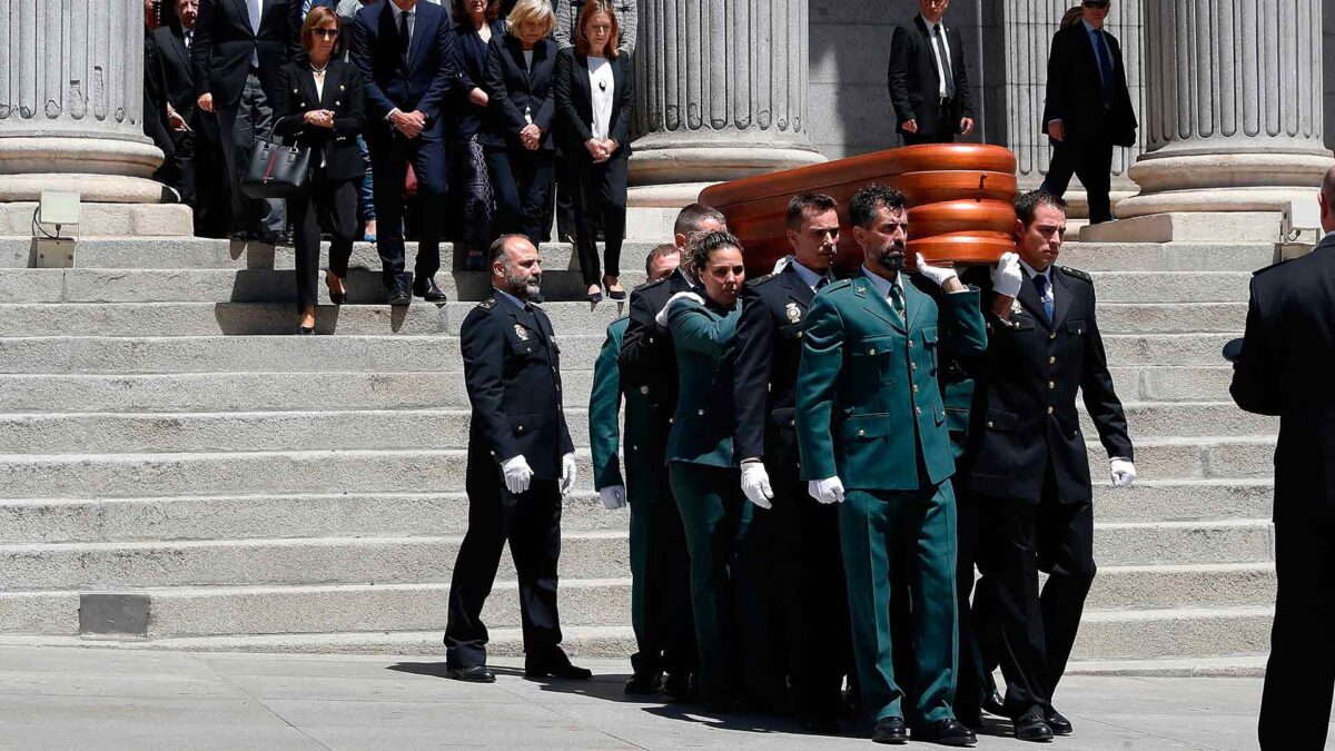 Depositan las cenizas de Pérez Rubalcaba junto a sus padres en Madrid