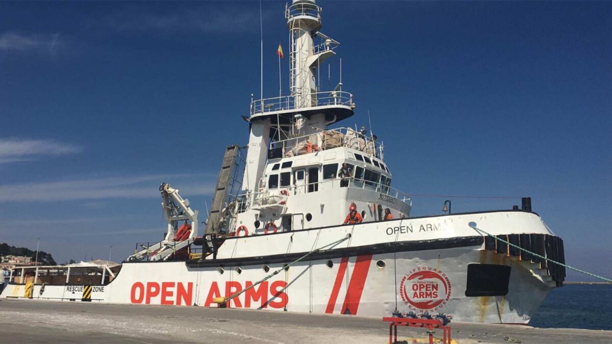 El Open Arms consigue atracar en Lesbos tras casi una semana de esperar autorización