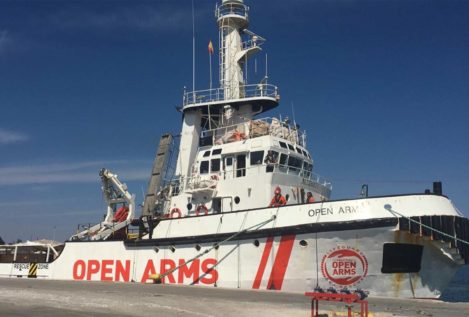 El Open Arms consigue atracar en Lesbos tras casi una semana de esperar autorización