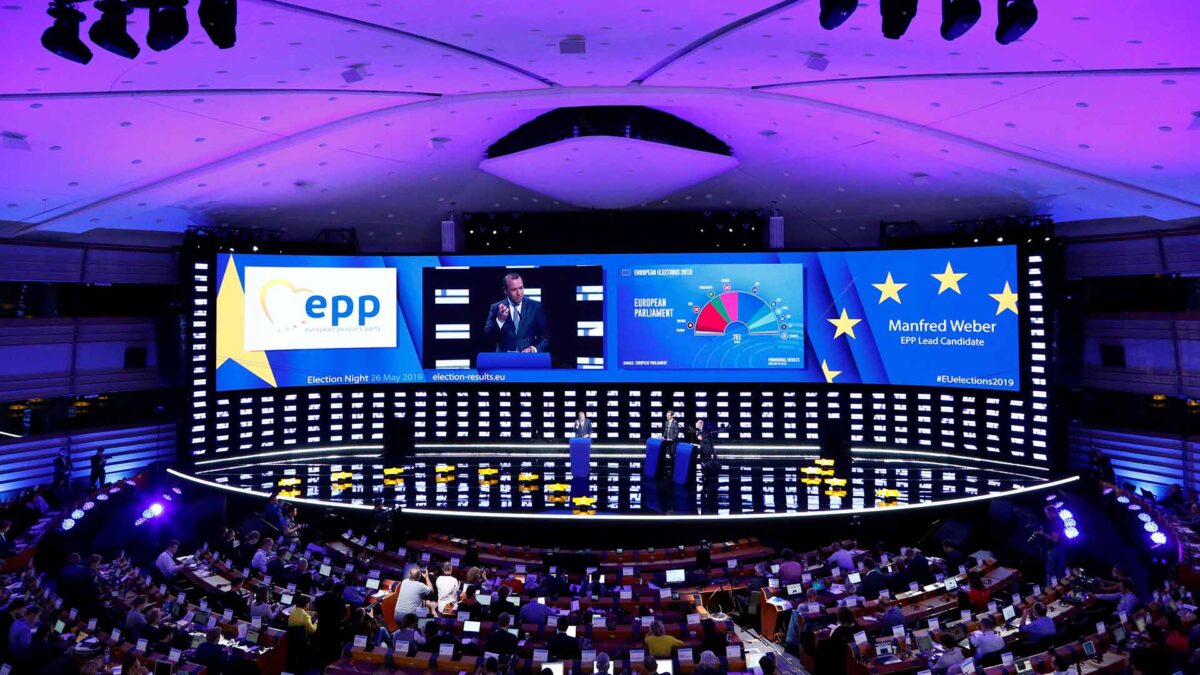 El PP Europeo, primera fuerza en la Eurocámara, aunque pierde la mayoría absoluta ante el crecimiento del euroescepticismo