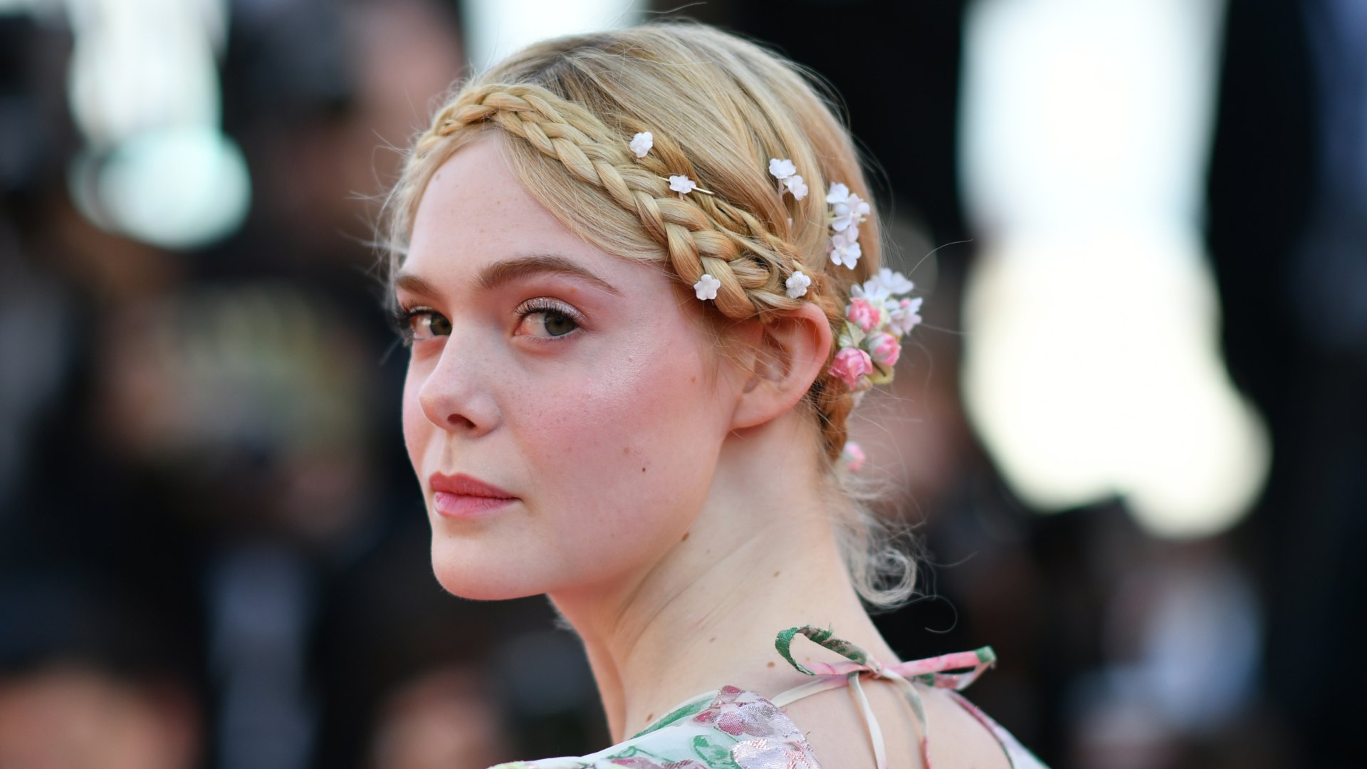 Elle Fanning se desmaya en Cannes por un vestido "demasiado ajustado"